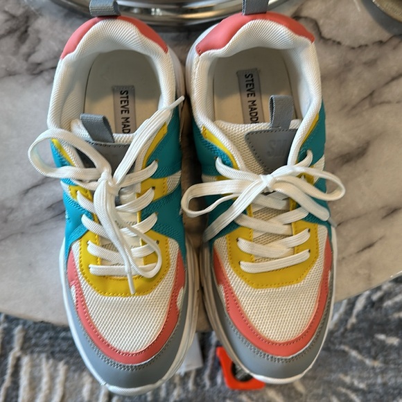 STEVE MADDEN SNEAKERS 🩷 - Picture 4 of 5